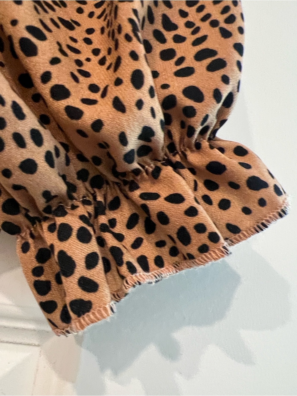 SHEIN Tan Leopard-Print Tie-Front Puff Sleeve Cropped blouse - Picture 4 of 12